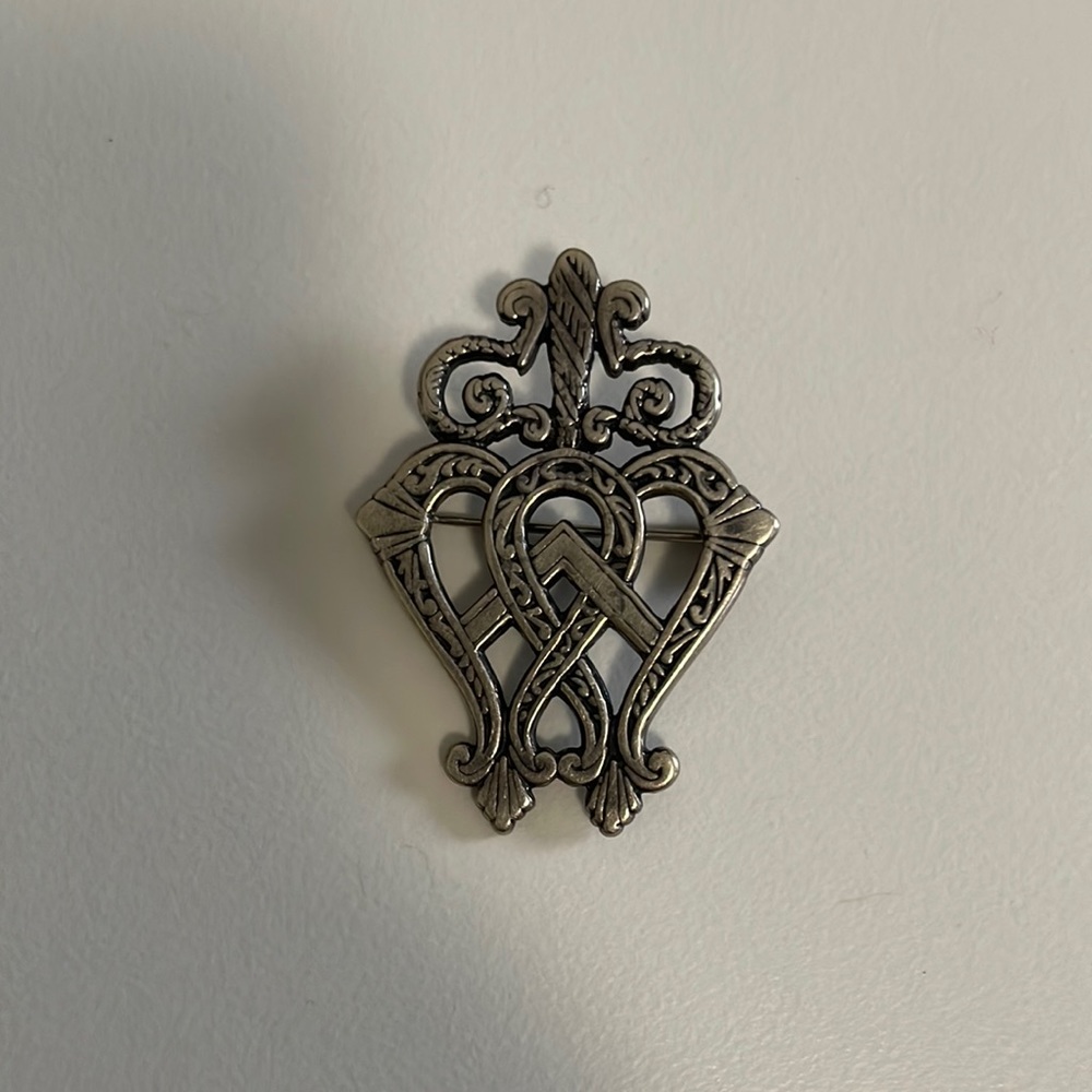 Pretty silver brooch with Celtic style